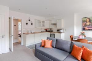 Кухня или мини-кухня в Frankie Says - Stylish, spacious and centrally located near Oxford Circus, say hello to the gorgeous Goodge Vibes Only 1 BR apartment
