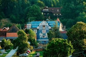 a large blue house with a blue roof at Herr Berge Steirisch Ursprung in Brodingberg