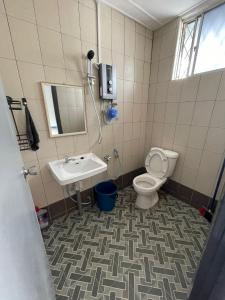 Peach Villa @ Putatan في كوتا كينابالو: حمام مع مرحاض ومغسلة
