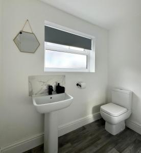 a bathroom with a sink and a toilet at NEW Unique 4 Bed Families Contractors 靠近唐人街 in Nottingham