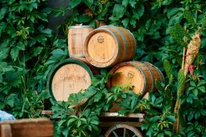 four wooden barrels stacked on top of each other at Herr Berge Steirisch Ursprung in Brodingberg