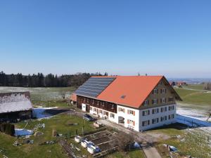 eine Luftansicht eines Gebäudes mit orangefarbenem Dach in der Unterkunft Haus Moritz in Heimenkirch