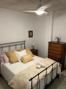 - une chambre avec un lit et un ventilateur de plafond dans l'établissement Apartamentos Costa Blanca, à Playa de Gandia