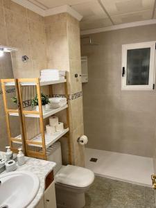 La salle de bains est pourvue de toilettes, d'un lavabo et d'une baignoire. dans l'établissement Apartamentos Costa Blanca, à Playa de Gandia