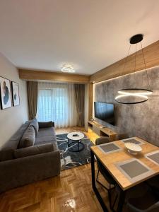 sala de estar con sofá y mesa en Apartments 28 en Podgorica