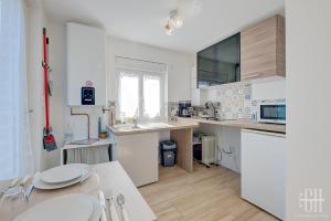 a kitchen with a sink and a counter top at La Halte 1 in Veigné