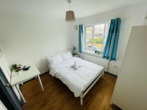 a small bedroom with a bed and a window at Double Room near Canary Wharf 32 in London