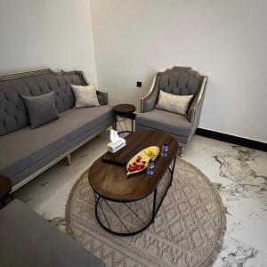 un soggiorno con 2 divani e un tavolino da caffè di شقة فاخرة بغرفة نوم وصالة 10 Luxury APT a Riyad