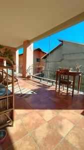 un patio con tavolo e sedie sul balcone. di La Locanda di Campagna a Guardabosone 