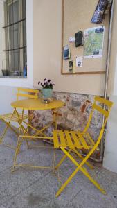 a yellow table and two chairs next to a wall at La Locanda di Campagna a Guardabosone 