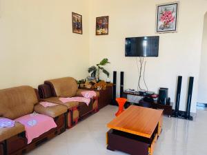 uma sala de estar com um sofá e uma mesa em MKOLANI RELINI em Mwanza