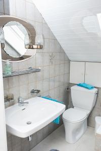 A bathroom at Ferienwohnung Rebekka