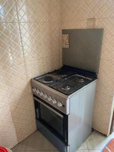 una estufa en una esquina de una cocina en MKOLANI RELINI, en Mwanza