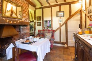 uma sala de jantar com uma mesa com uma toalha de mesa branca em Frogs Hall B&B em Eye