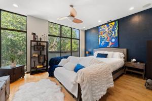 een slaapkamer met een groot bed met een blauwe muur bij Zen Oasis of Elegance: Expansive Executive Home in Chicago