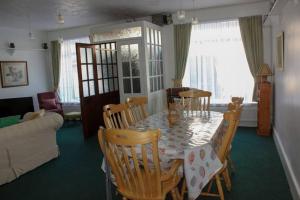 Una sala de estar con una mesa de comedor y sillas. en Katie's Town House, en Cahersiveen
