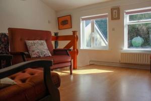una sala de estar con un sofá y una silla en Katie's Town House, en Cahersiveen