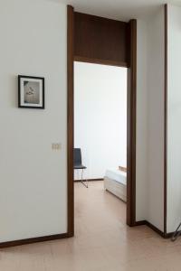 Zimmer mit einer Tür, die zu einem Schlafzimmer führt in der Unterkunft 54 Bilocale con ampio Terrazzo a 50 metri dal mare in Lignano Sabbiadoro