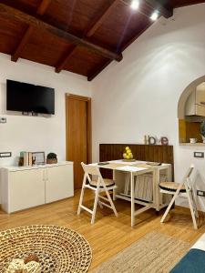 sala de estar con mesa blanca y sillas en Eleonora House, en Roma