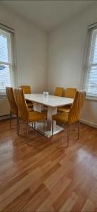 uma sala de jantar com uma mesa branca e cadeiras em 2 bedroom apartment in Gravesend 10 mins walk from train station with free parking em Gravesend