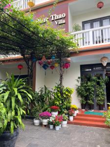 ein Blumenladen mit Topfpflanzen davor in der Unterkunft Phuc Thao Villa in Hoi An