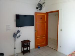 サルバドールにあるPun pon pelôのファン付きの部屋とドア付きの部屋