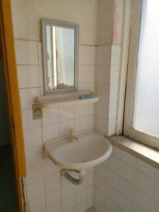 baño con lavabo y ventana en Pun pon pelô en Salvador