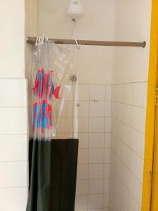 サルバドールにあるPun pon pelôのバスルーム(シャワーブース、シャワーカーテン付)