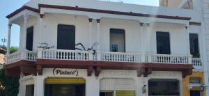 un edificio blanco con balcón en la parte superior en Hostal 1811 en Cartagena de Indias