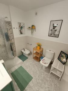a bathroom with a toilet and a shower and a sink at Casita La Ballena Tenerife Sur in Playa de San Juan