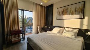 una camera da letto con un letto e una grande finestra di KaMi Villa - Novaworld Phan Thiết a Bình Tú