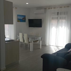 a kitchen and dining room with a table and chairs at Apartament al cor de Begur in Begur