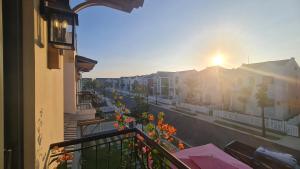 balcone con vista su una strada con edifici di KaMi Villa - Novaworld Phan Thiết a Bình Tú