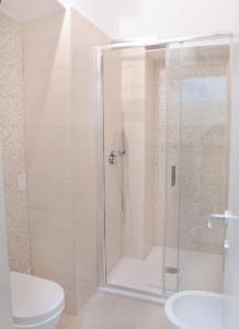 een badkamer met een douche, toilet en wastafel bij Minerva Boutique Residence in Rome