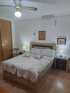 - une chambre avec un grand lit et 2 tables de chevet dans l'établissement Playa del Cura, à Torrevieja
