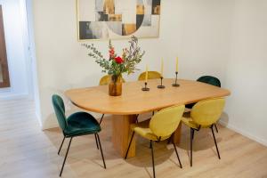 een eettafel met stoelen en een vaas met bloemen bij Minerva Boutique Residence in Rome +8 foto's