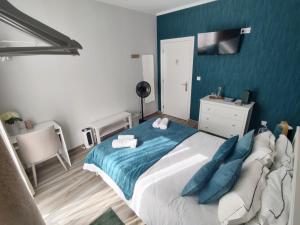 una camera da letto con un letto grande e una parete blu di Costa Paradise Beach a Costa da Caparica