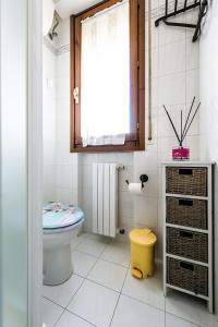 bagno con servizi igienici e finestra. di Hostly - Giusy Garden Suite a Capannoli
