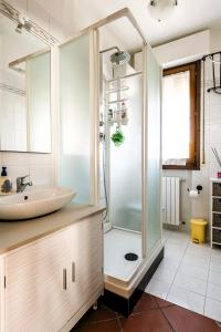 bagno con doccia e lavandino di Hostly - Giusy Garden Suite a Capannoli