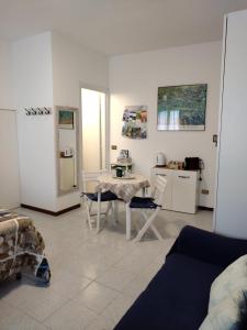 een woonkamer met een tafel en een keuken bij LATTE E MIELE in Stresa