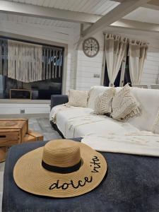 a straw hat sitting on top of a living room at Loft indépendant Proche Paris in Villebon-sur-Yvette