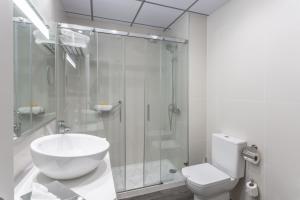 a bathroom with a shower and a sink and a toilet at Monte Carmelo in Seville