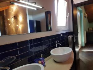 baño con 2 lavabos y espejo grande en CONFINEDEISANTI B&B APARTMENT, en Moriondo Torinese
