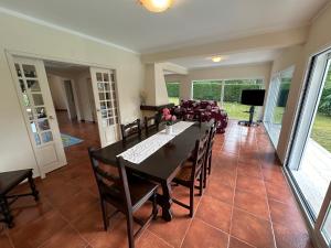 ein Esszimmer mit einem Tisch, Stühlen und einem Sofa in der Unterkunft Golf, Pool and Beach Aroeira Villa in Aroeira