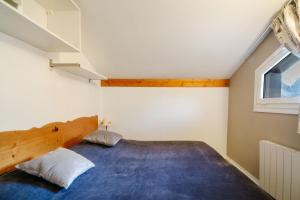 a bedroom with a bed and a window at Appartement Front De Neige in Termignon