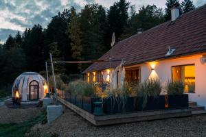 een huis met een kas en een tuinhuisje bij Chalet Weidehaus De Luxe 