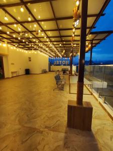 um grande quarto vazio com luzes no tecto em Dar Al Salaam Hospitality House em Nizwa