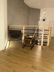 une chaise et une table dans une pièce dans l'établissement Noclegi Pniów 51, 