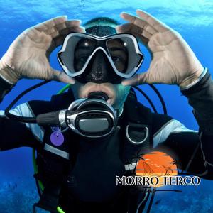 un hombre con una máscara de gas y gafas bajo el agua en Morro Terco Hotel Boutique, en Nuquí