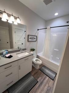 een badkamer met een wastafel, een toilet en een douche bij Richfield Loft Suite - Castle Rock Condos in Richfield